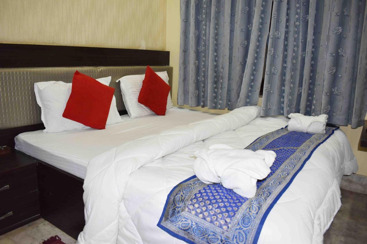 Hotel Mrk Varanasi Esterno foto