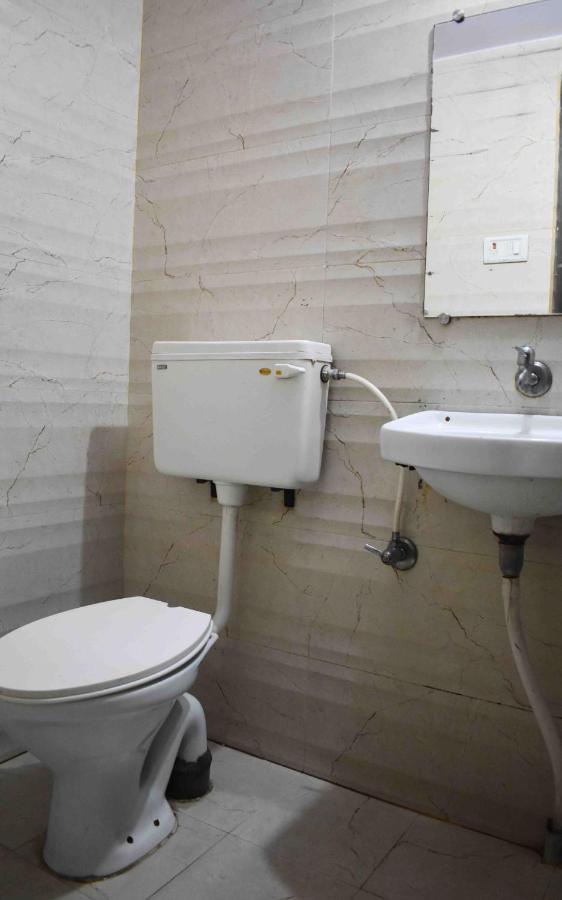 Hotel Mrk Varanasi Esterno foto