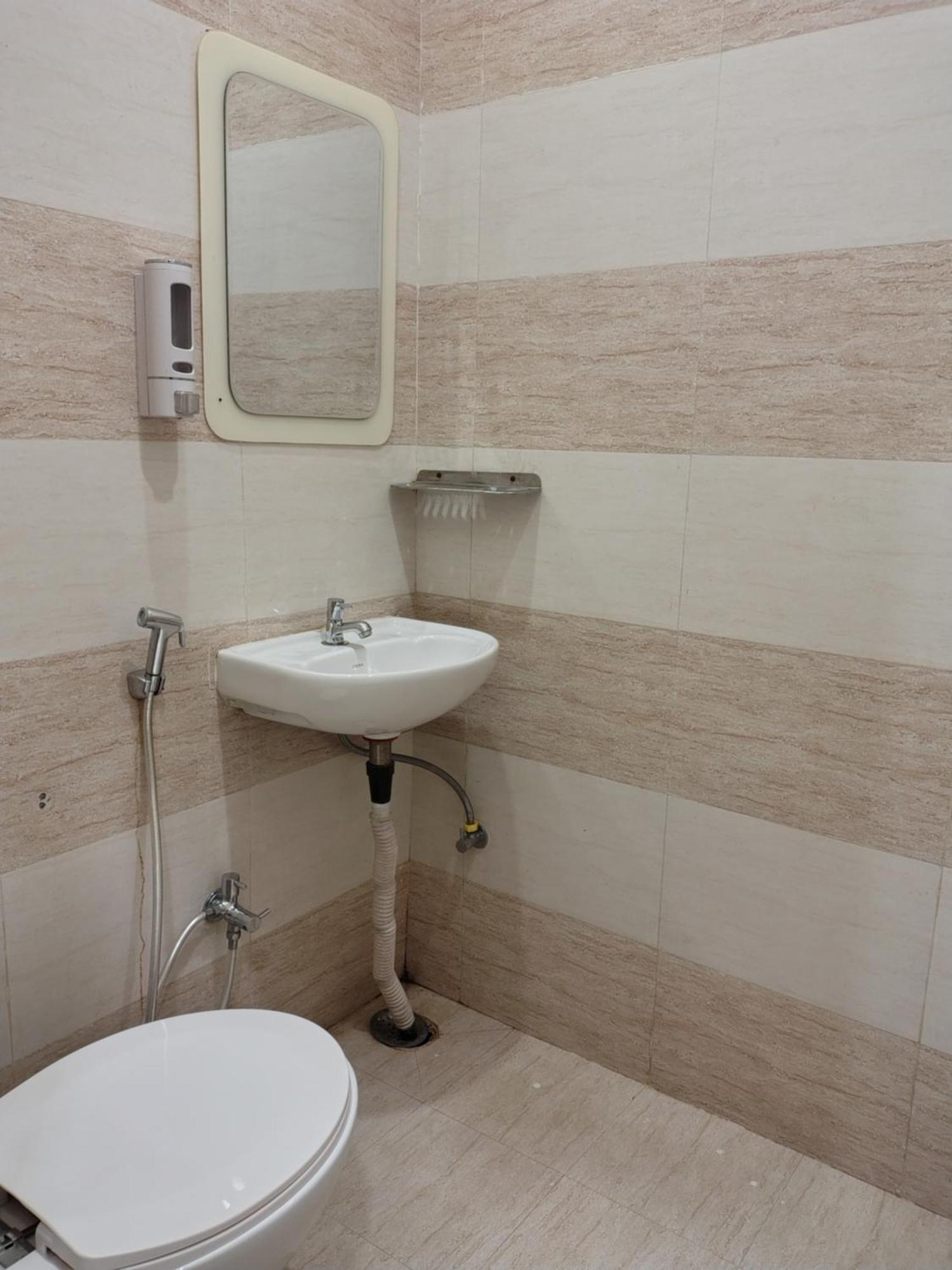 Hotel Mrk Varanasi Esterno foto