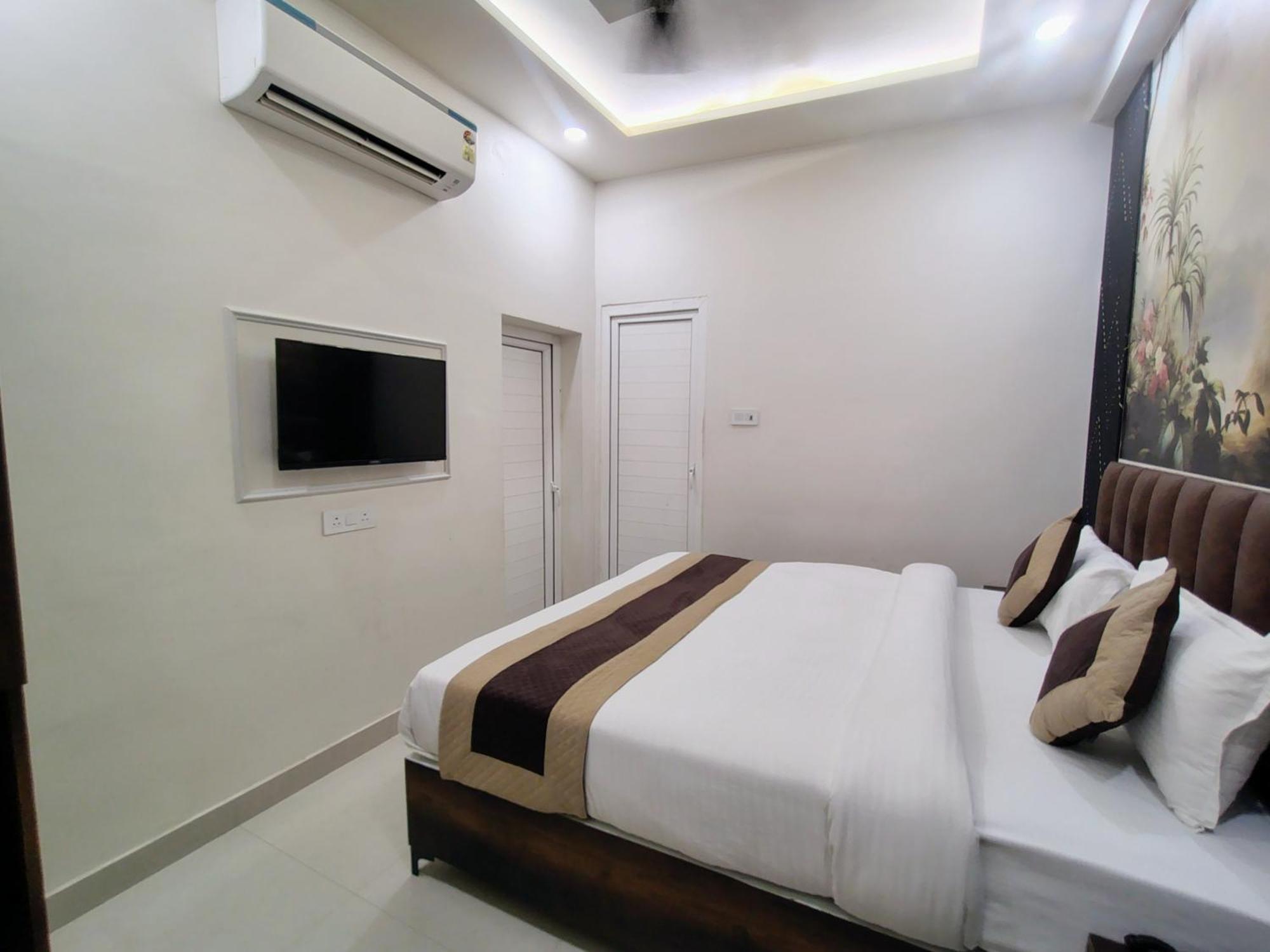 Hotel Mrk Varanasi Esterno foto