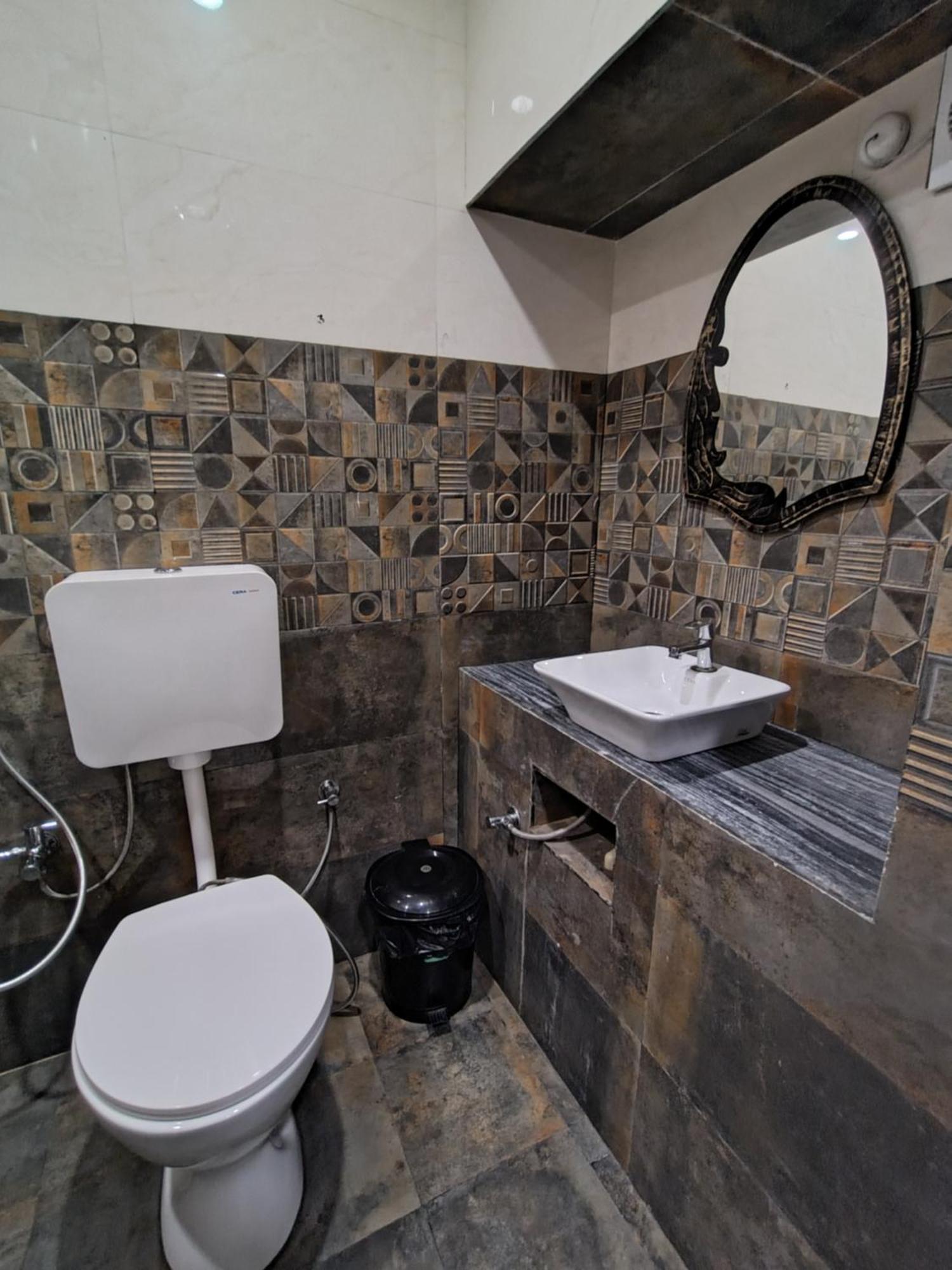 Hotel Mrk Varanasi Esterno foto