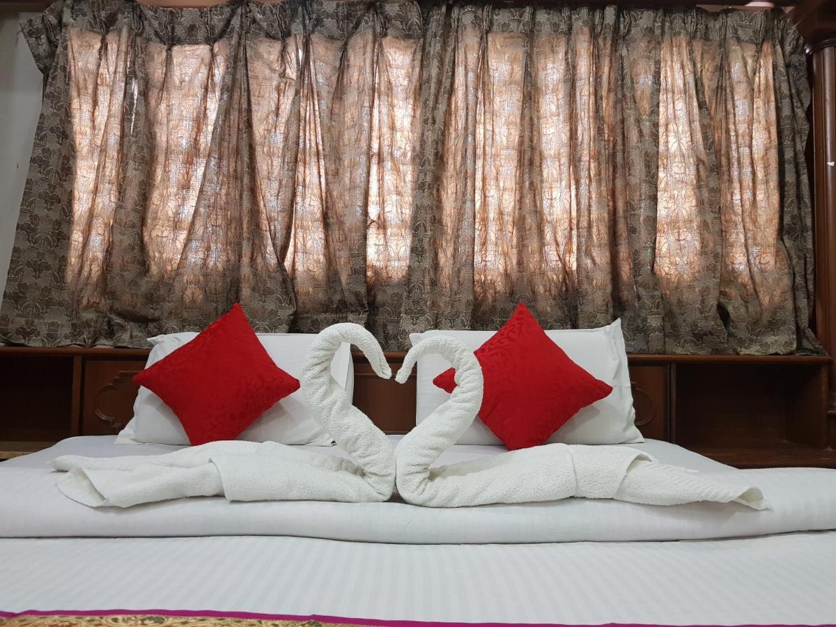 Hotel Mrk Varanasi Esterno foto